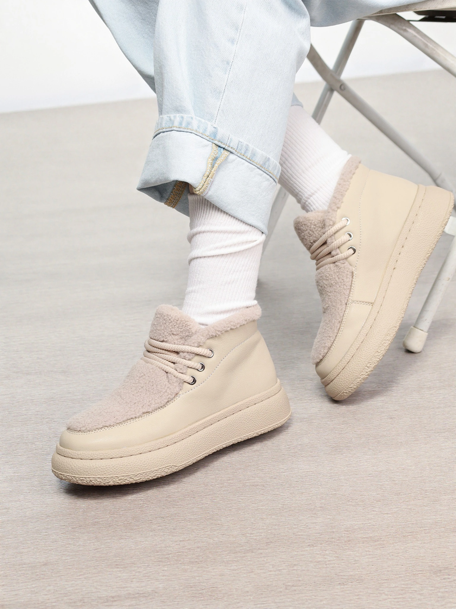 Ботинки комбинированные бежевого цвета на средней платформе